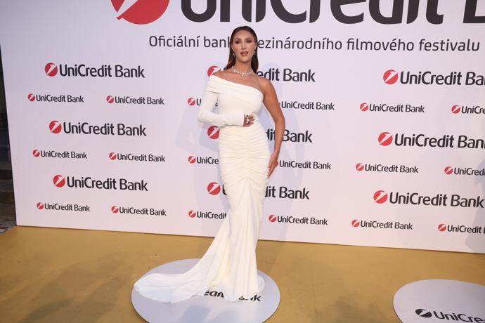 Taťána Makarenko opět zabodovala, když na Unicredit party oblékla dlouhé bílé šaty. Moc jí to slušelo. 
