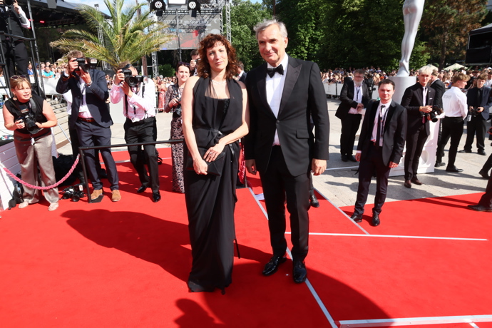 Jiří Macháček s partnerkou Kristinou sladily look svých outfitů do černé.
