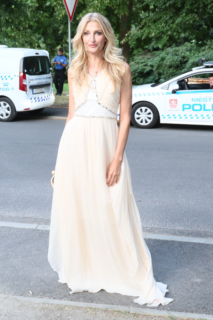 Jako antická bohyně působila topmodelka Tereza Maxová v dlouhých splývavých šatech v bílé barvě. 

