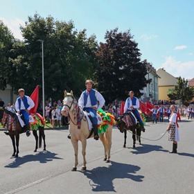 Chlapec v dívčím kroji představuje unesenou pannu. V minulosti jel na voze taženém volem, dnes ho nahradila kravská kůže na žebřiňáku.
