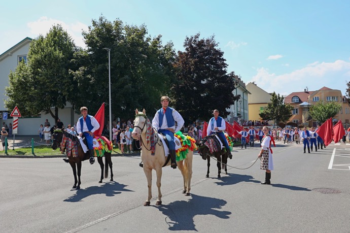 Chlapec v dívčím kroji představuje unesenou pannu. V minulosti jel na voze taženém volem, dnes ho nahradila kravská kůže na žebřiňáku.
