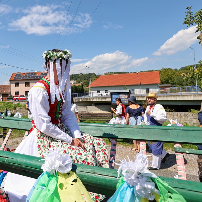 Na náměstí se průvod zastavil. Mládenci v krojích obklíčili Kurucy a předvedli tradiční šavlový tanec – symbol vítězství i odvahy.

