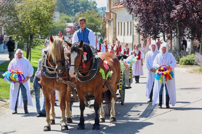 Mládenci v bílých prostěradlech vedou vůz s „nevěstou“. Symbol kuruckého tažení, který se po více než dvou stech letech znovu objevil v ulicích Bojkovic.
