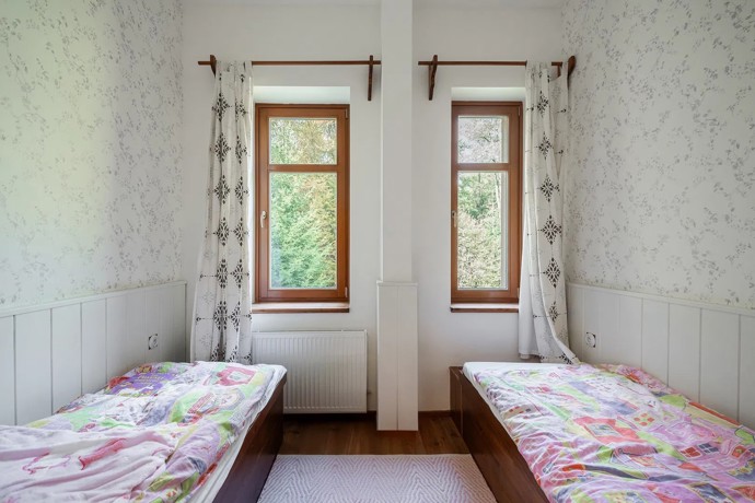 Mimo toho se tu nachází další velký pokoj se dvěma oddělenými částmi pro spaní, menší ložnice, koupelna, samostatná toaleta a šatna.
