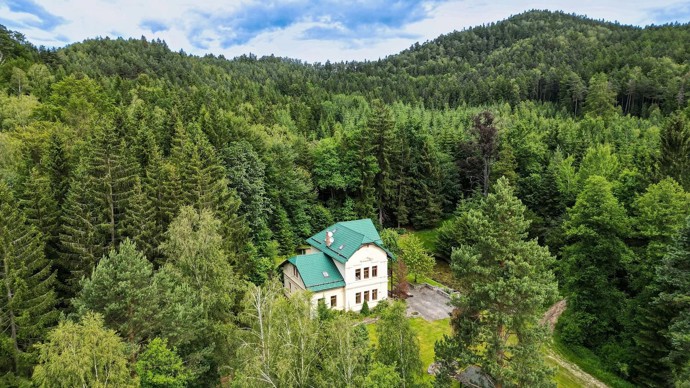 Zasazená hluboko mezi stromy Lužických hor, romantická hájovna z roku 1924 vás přivítá svým původním charakterem a šarmem. 
