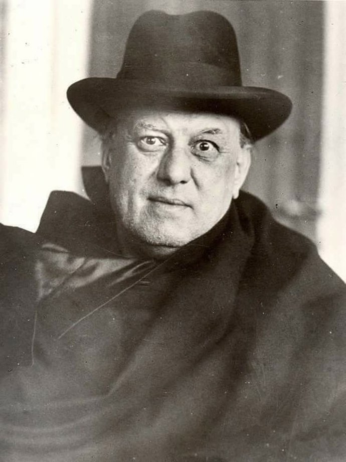 Zbožné předstírání, že zlo neexistuje, ho činí pouze neurčitým, obrovským a hrozivým.
Zbožné předstírání, že zlo neexistuje, ho činí pouze neurčitým, obrovským a hrozivým.