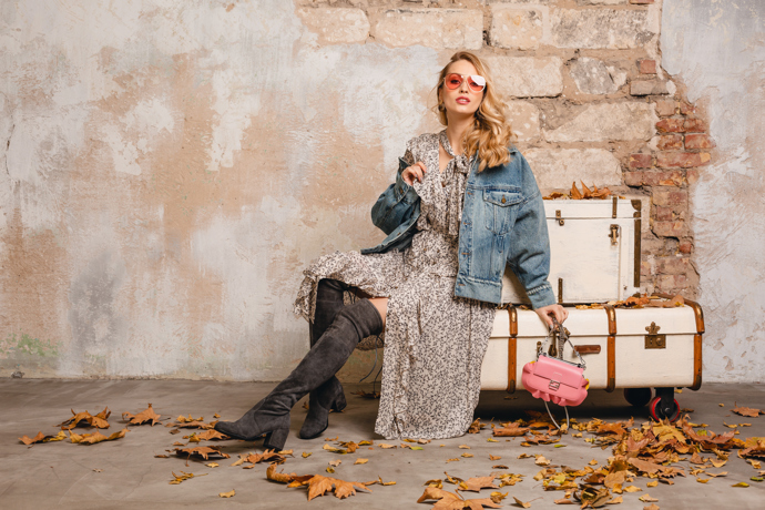 Džínová bunda dodává outfitu mladistvý a odlehčený charakter. Volné letní šaty působí hravě, zatímco vysoké semišové kozačky nad kolena celkový look posouvají k výraznějšímu stylu. Kombinace ženskosti a ležérnosti je typická pro francouzský šatník. Tento outfit ukazuje, že vrstvení může být nejen praktické, ale i velmi stylové. Hodí se jak na běžný den, tak i na večerní setkání.
