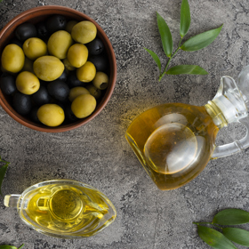 Extra panenský olivový olej
Obsahuje bohaté množství antioxidantů, hlavně polyfenolů a vitamínu E, které chrání pokožku před poškozením volnými radikály a podporují její hydrataci. Olej také vyživuje vlasovou pokožku, čímž podporuje zdravý růst vlasů a pevnost nehtů díky zásobení tuky, které udržují buněčné membrány pružné.
