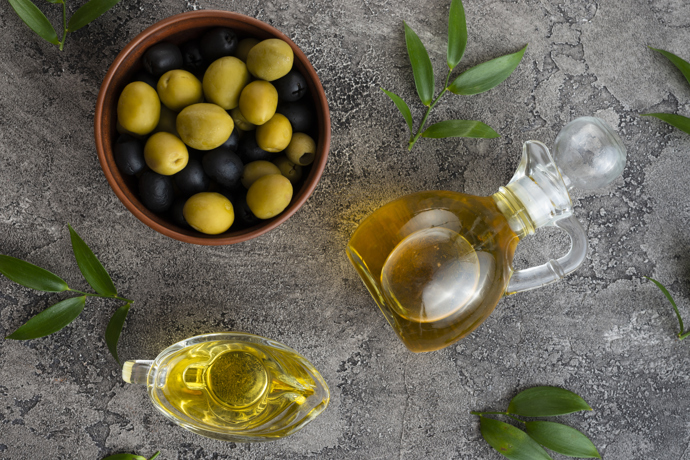 Extra panenský olivový olej
Obsahuje bohaté množství antioxidantů, hlavně polyfenolů a vitamínu E, které chrání pokožku před poškozením volnými radikály a podporují její hydrataci. Olej také vyživuje vlasovou pokožku, čímž podporuje zdravý růst vlasů a pevnost nehtů díky zásobení tuky, které udržují buněčné membrány pružné.
