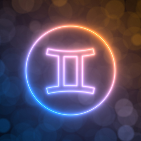 Vaše živelnost teď potkává hloubku, propojení přes slova promění flirt v něco víc. Dopřejte si čas poslouchat i mezi řádky.
