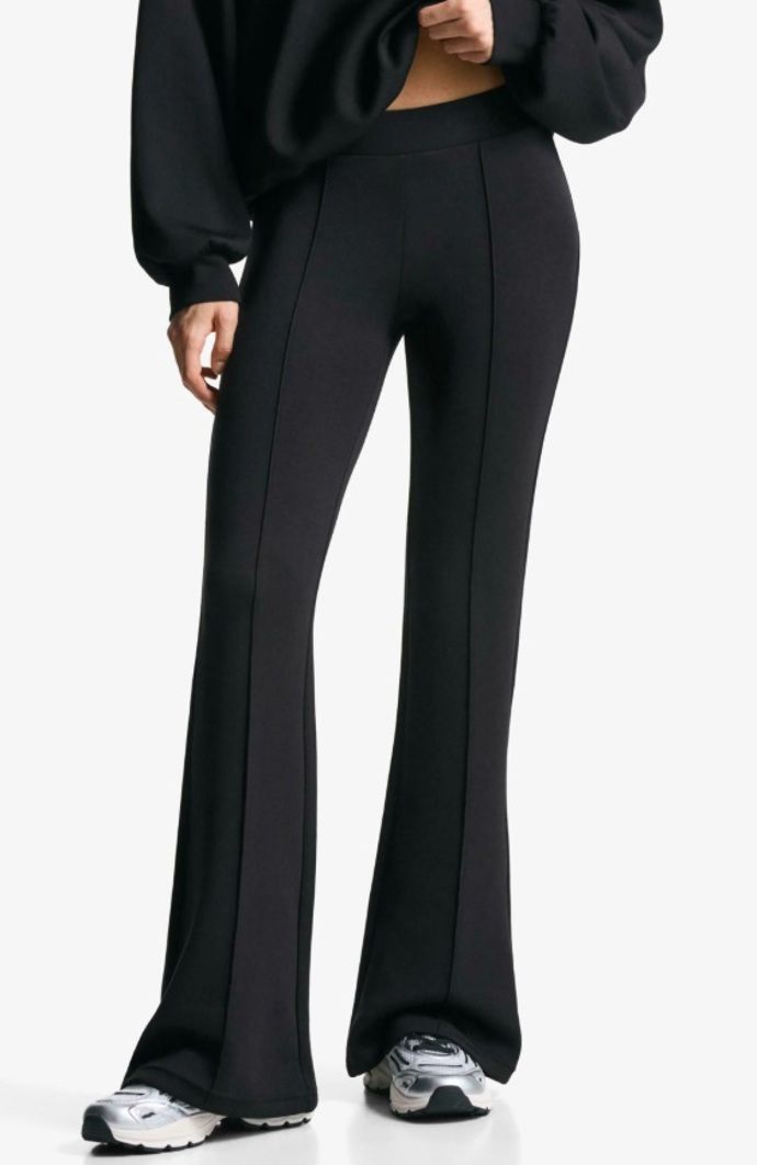 Kalhoty do zvonu, Bershka, 579 Kč
