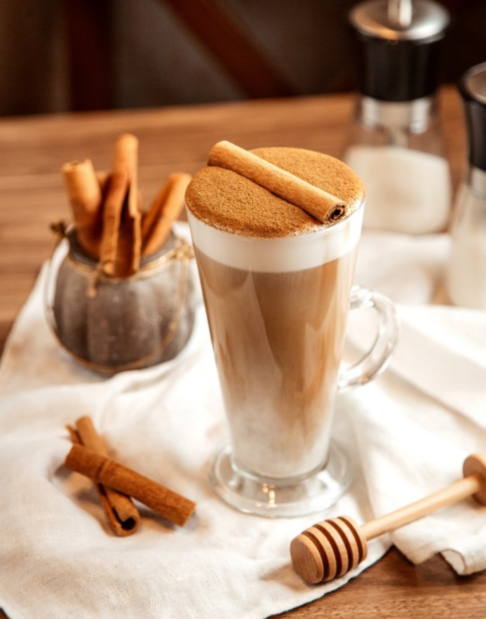 Tóny kávy jsou krásné, jemné a nezaměnitelné. V latté najdete krémovou, karamelovou, tmavě hnědou i béžovou barvu, a všechny dohromady spolu skvěle fungují i v líčení. 
