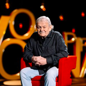 Karel moderuje svůj pořad s názvem Všechnopárty
