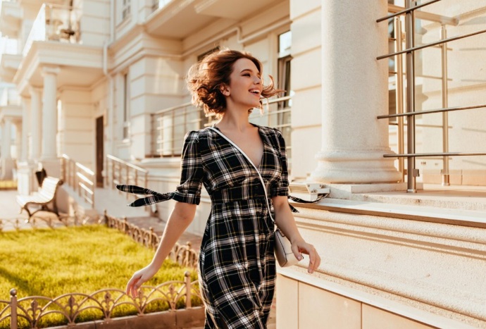 Kostkované šaty jsou tradicí, která nezklame. Pokud je doplníte stylovou kabelkou, získáte elegantní a uvolněný look. 
