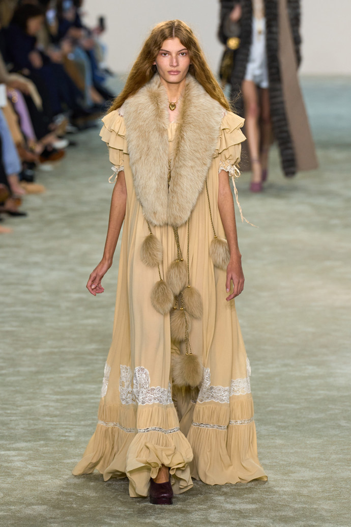 Chloé podzim/zima 2025-2026
Chloé podzim/zima 2025-2026