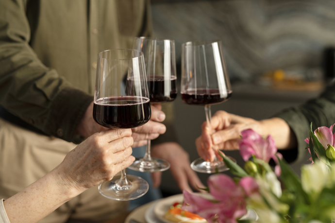 Červené víno
V malém množství obsahuje resveratrol, silný antioxidant, který bojuje proti stárnutí pokožky a zlepšuje její elasticitu. Resveratrol může také přispět ke zvýšení průtoku krve v pokožce hlavy, což podpoří růst vlasů.
