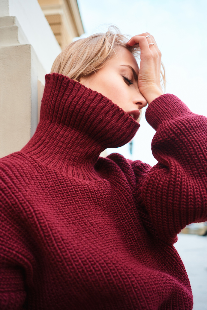 Vínový rolák dodává outfitu hloubku a teplý tón, který krásně zvýrazňuje zralou pleť. Svetr z pleteniny působí útulně a zároveň elegantně. Díky jednoduchému střihu se snadno kombinuje s dalšími kousky šatníku. Tento kousek je ideální pro stylový, ale přitom pohodlný vzhled. Celkově outfit působí přirozeně.
