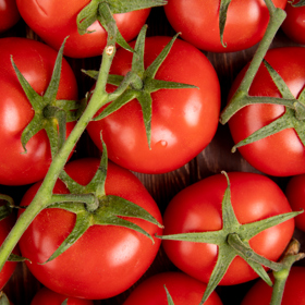 Rajčata
Obsahují antioxidant lykopen, který chrání buňky před stárnutím a záněty. V kombinaci s olivovým olejem se jejich účinky ještě zvyšují.
