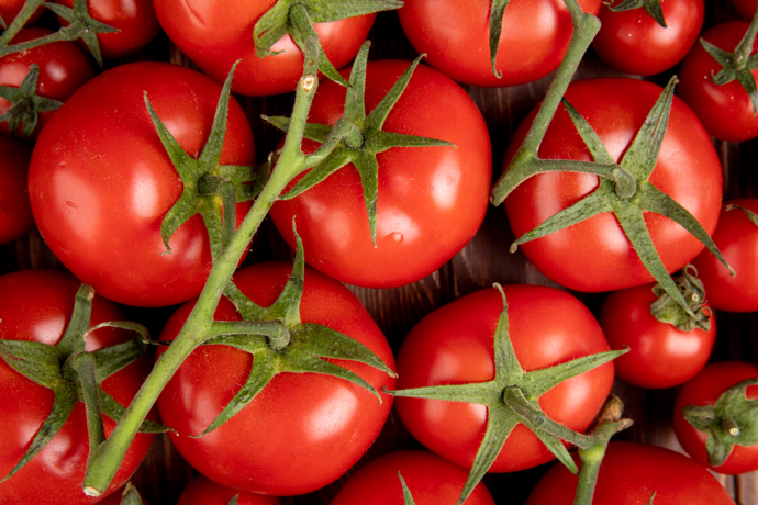 Rajčata
Obsahují antioxidant lykopen, který chrání buňky před stárnutím a záněty. V kombinaci s olivovým olejem se jejich účinky ještě zvyšují.
