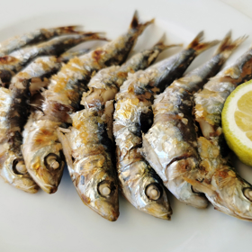 Sardinky
Bohaté na omega-3 mastné kyseliny, vápník a vitamín D. Jsou lehce stravitelné a vhodné i jako součást studené večeře.
