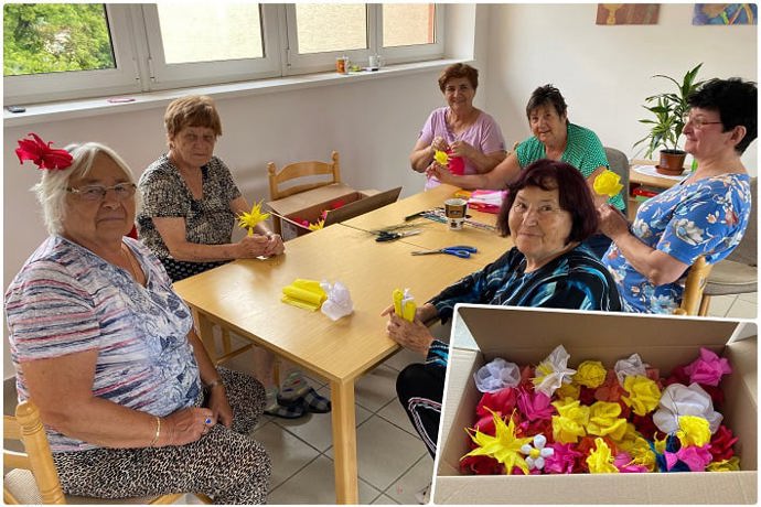 Kroje, šátky a prapory dodaly průvodu barvy i slavnostní ráz. Část výzdoby připravovali i obyvatelé Bojkovic, včetně seniorů z místního domova.
