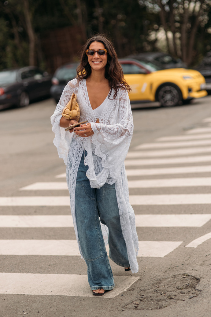 Pokud jste letos v létě také propadla boho chic stylu, pak vás nadchne kombinace bílého krajkového přehozu a širokých světle modrých džínů.
