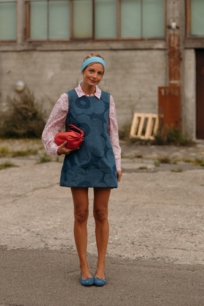 Kodaňský fashion week je bezednou studnicí inspirace – v ulicích se objevil i tento model denim šatů značky Marimekko oblečených přes proužkovanou košili.
