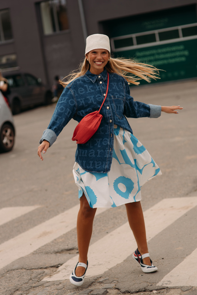 Oversized džínovou košili Marimekko doplňte vzorovanou rozevlátou minisukní.
