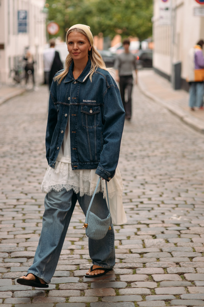 Během kodaňského fashion weeku byla v ulicích oblíbená kombinace krajky a denimu.
