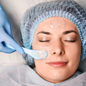 Exfoliace neboli peeling je prvním krokem k tomu, abyste po letních měsících dostali pleť zpátky do formy. Odstraníte díky ní odumřelé kožní buňky a vrátíte pleti barvu i svěží vzhled.  
