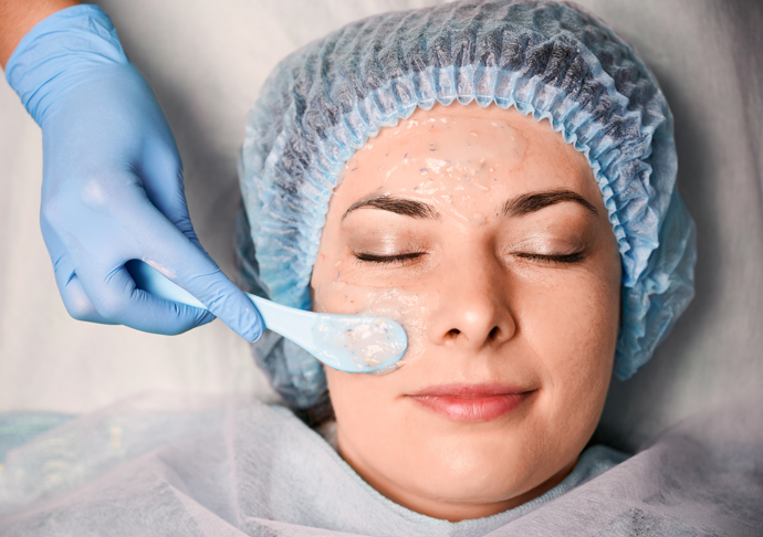 Exfoliace neboli peeling je prvním krokem k tomu, abyste po letních měsících dostali pleť zpátky do formy. Odstraníte díky ní odumřelé kožní buňky a vrátíte pleti barvu i svěží vzhled.  
