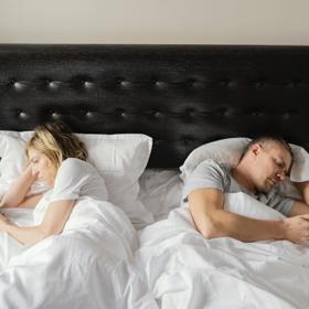 Měli mít konečně čas na sebe a užít si život pěkně bok po boku. Cestovat, chodit na rande a užívat si také intimní chvilky, které k manželství bez pochyby patří. Jenže jim něco tuto fázi kazí. A paní Olina je z toho smutná.
