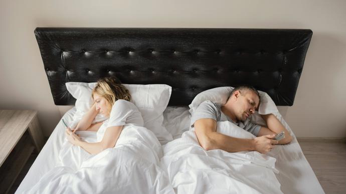 Měli mít konečně čas na sebe a užít si život pěkně bok po boku. Cestovat, chodit na rande a užívat si také intimní chvilky, které k manželství bez pochyby patří. Jenže jim něco tuto fázi kazí. A paní Olina je z toho smutná.
