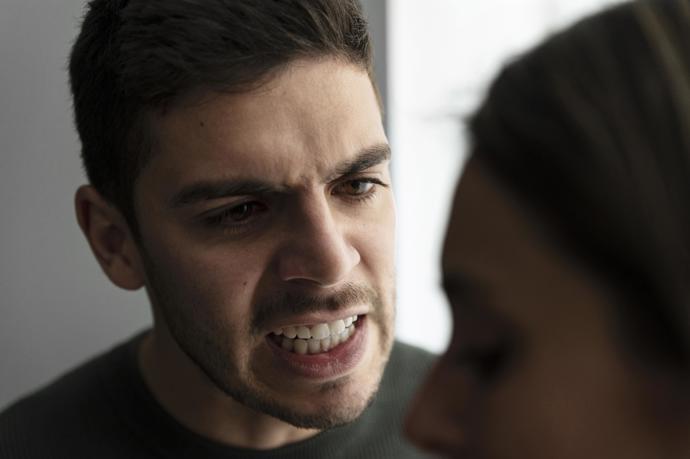 Všichni vidí toho dokonalého muže, ale uvnitř, za zavřenými dveřmi, se mění. A to ne v dobrém slova smyslu. Stává se z něj násilník, který své ženě ubližuje. Ne fyzicky, ale psychicky.
Všichni vidí toho dokonalého muže, ale uvnitř, za zavřenými dveřmi, se mění. A to ne v dobrém slova smyslu. Stává se z něj násilník, který své ženě ubližuje. Ne fyzicky, ale psychicky.