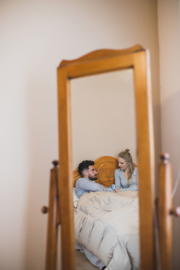 8. Zrcadlo nikdy proti posteli

Zrcadlo namířené na postel může rušit spánek a způsobovat napětí ve vztazích. Pokud zrcadlo v ložnici mít musíte, zakrývejte ho na noc.
