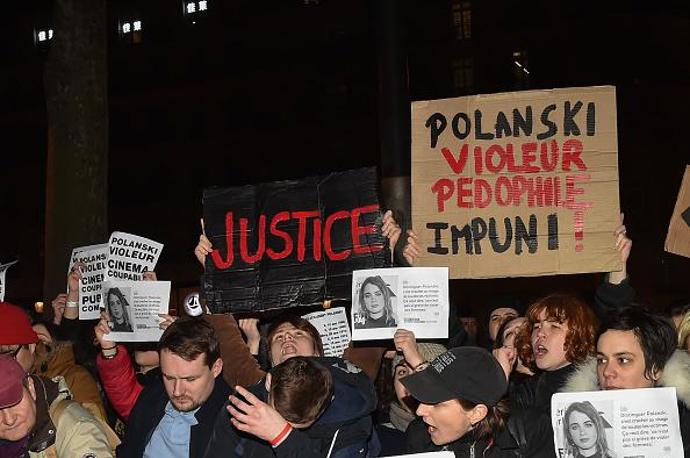 Roman Polanski je držitelem nejprestižnější francouzské ceny César. Nesouhlas s oceněním sexuálního predátora byl patrný, několik lidí opustilo sál, aby dali najevo, že s pedofilním režisérem nechtějí mít nic společného. Na demonstranty před budovou policie používala slzný plyn. Polanski osobně se galavečera raději nezúčastnil.
Roman Polanski je držitelem nejprestižnější francouzské ceny César. Nesouhlas s oceněním sexuálního predátora byl patrný, několik lidí opustilo sál, aby dali najevo, že s pedofilním režisérem nechtějí mít nic společného. Na demonstranty před budovou policie používala slzný plyn. Polanski osobně se galavečera raději nezúčastnil.