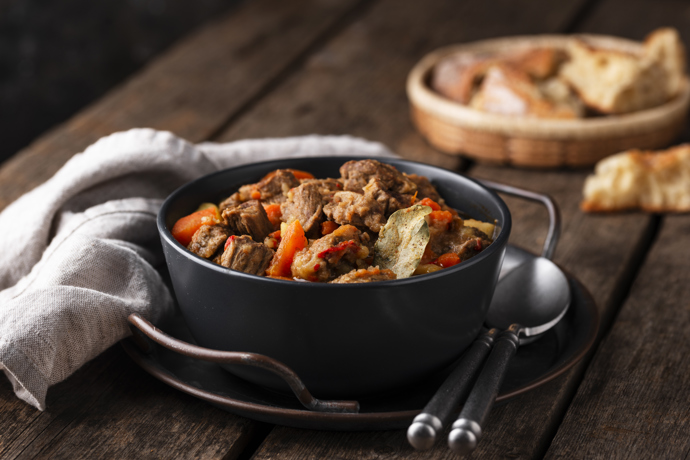 Králičí maso jako skrytý poklad

Lehké, snadno stravitelné a nutričně hodnotné. Obsahuje málo tuku, a přitom dostatek bílkovin. Na jihu Francie nebo ve Španělsku se používá v zeleninových dušených směsích nebo v kombinaci s olivami.
