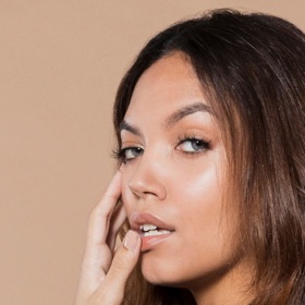 Latte make-up je nevtíravý, sexy a přitom elegantní. Sluší ženám všech věkových kategorií. 
