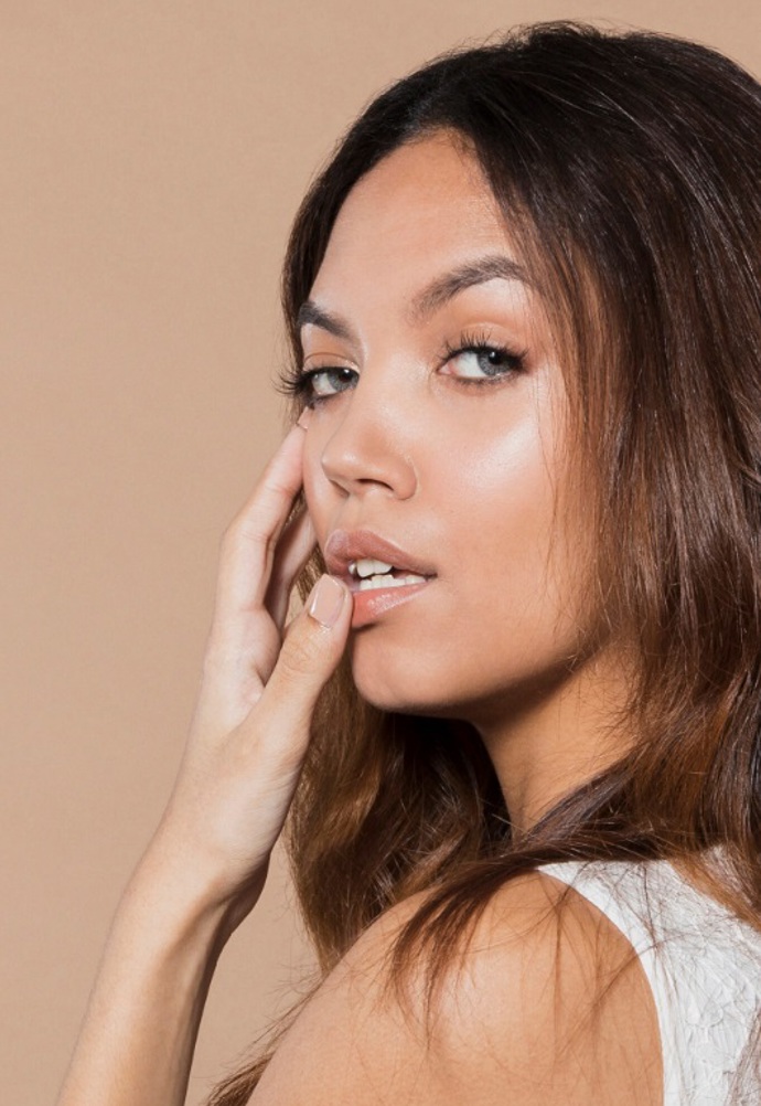 Latte make-up je nevtíravý, sexy a přitom elegantní. Sluší ženám všech věkových kategorií. 
