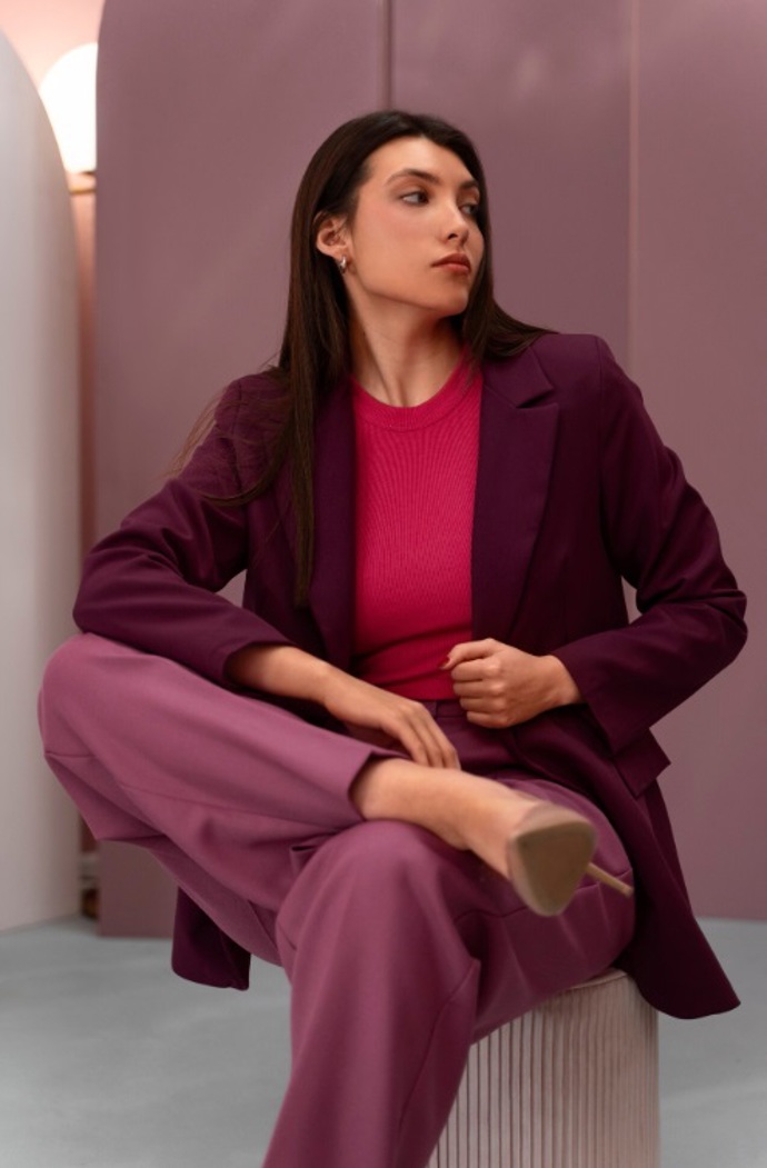 Fialové a růžové tóny jsou velmi elegantní, často je tak najdete i na kancelářském a společenském oblečení. Každé ženě dodají alespoň špetku sebevědomí. 
