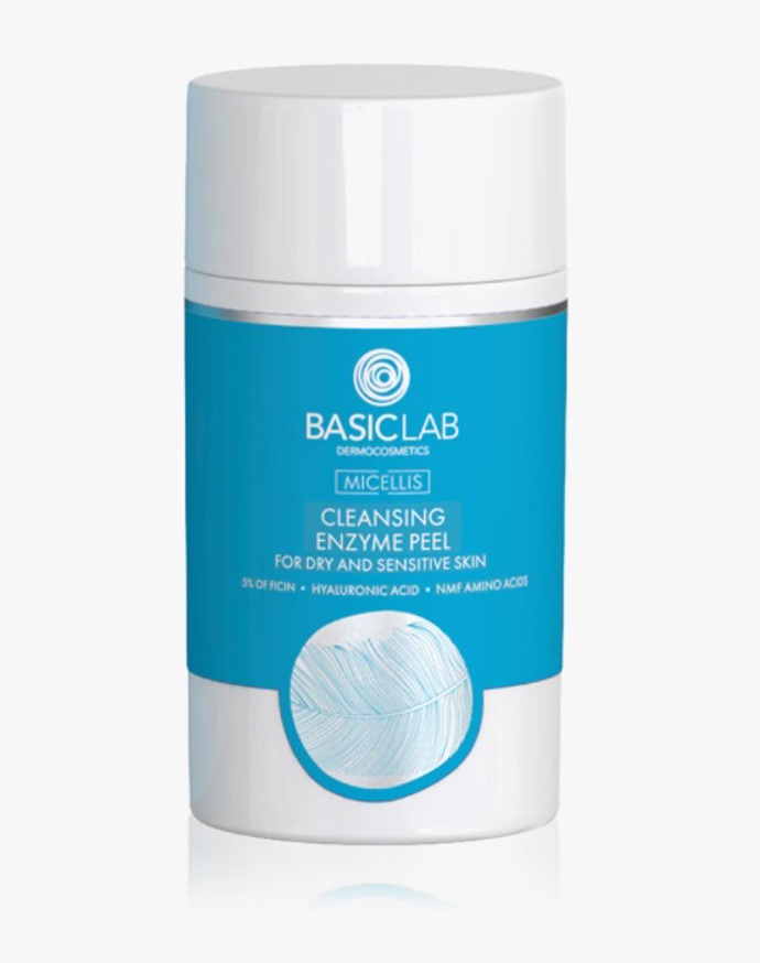 Jemný enzymatický peeling pro suchou až citlivou pleť, BasicLab, 560 Kč

