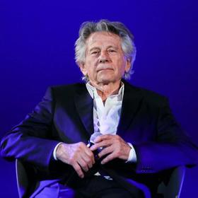 Polsko-francouzský režisér Roman Polanski má na svém kontě řadu úspěšných snímků. Jeho duše skrývá ale také mnohem temnější stránku. Přiznal se ke zneužití třináctileté dívky a řada žen jej obvinila ze sexuálně motivovaných kriminálních činů. Dnes má Polanski 91 let. 

