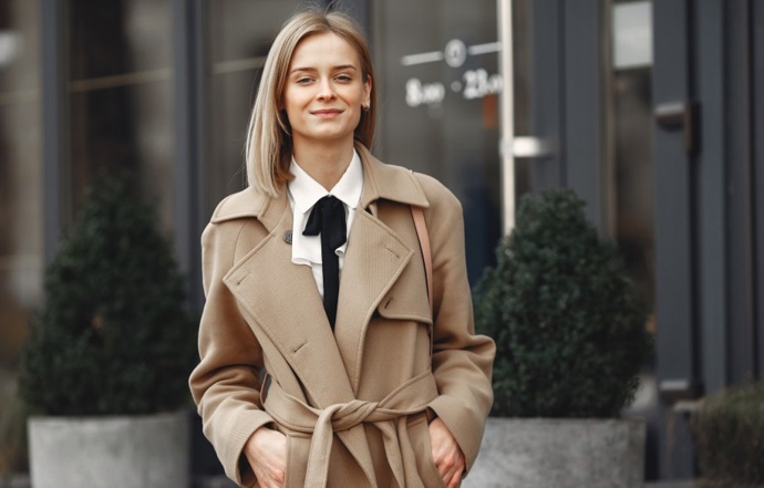 I černá vázanka v retro stylu může dámský oblek povýšit. V chladných dnech přes něj přehoďte elegantní kabát. 
