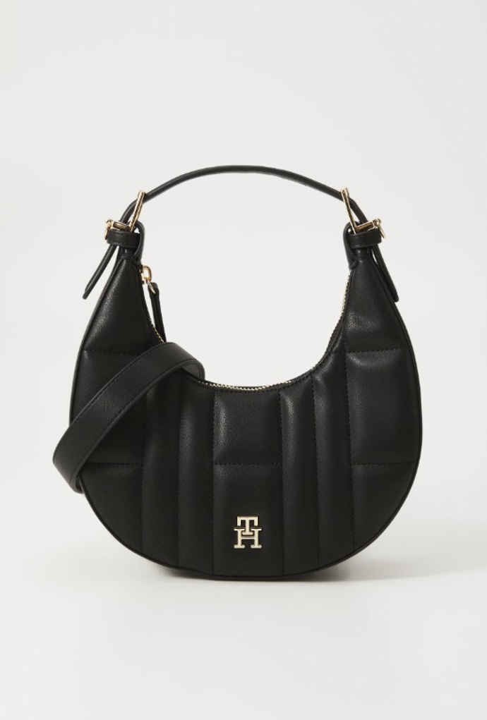 Černá kabelka ve tvaru půlměsíce, Tommy Hilfiger, 3 490 Kč
Černá kabelka ve tvaru půlměsíce, Tommy Hilfiger, 3 490 Kč