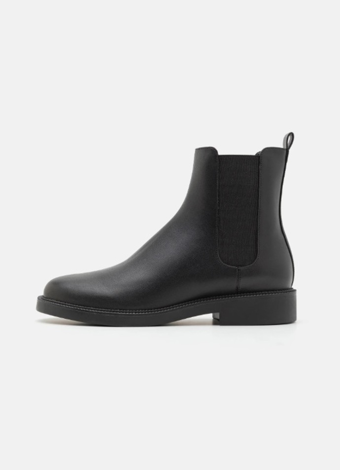 Minimalistická perka, Michael Kors, 4 700 Kč
