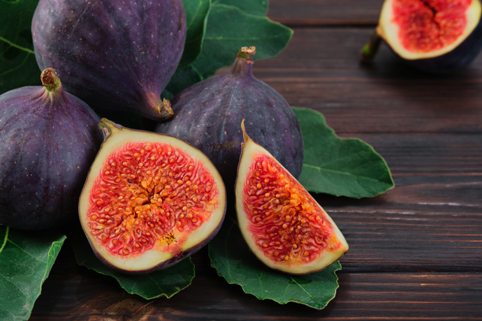 Fíky
Obsahují antioxidanty, vitamíny A, C, K a minerály jako hořčík a draslík, které podporují hydrataci pleti a její pružnost. Fíky také obsahují přírodní enzymy, jež mohou pomáhat obnovovat zdraví pokožky a podporovat zdravý vzhled vlasů.
