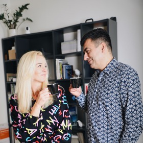 Rodinné studio Fledes, které vedou manželé Jiří a Danica, se zaměřuje na návrhy a kompletní realizace interiéru, v nichž nechybí prvky skandinávského stylu, minimalismu a japandi. 
