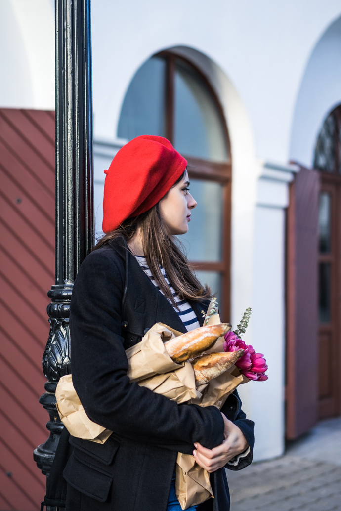 Červený baret a rozpuštěné vlasy, kombinace, která hned upoutá. Baret dodává outfitu šmrnc a trochu francouzské elegance. Volné vlasy působí přirozeně a lehoučce, jako by se jen tak pohrávaly s větrem. Stačí jeden pohled a outfit hned získá hravý nádech. Tento jednoduchý detail dokáže dodat stylu spoustu osobnosti.
