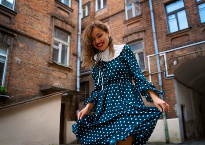 Puntíky z módy jen tak nezmizí a Londýňanky je milují. Kombinovat je můžete s jednobarevnými kardigany a stylovými chelsea botami. 

