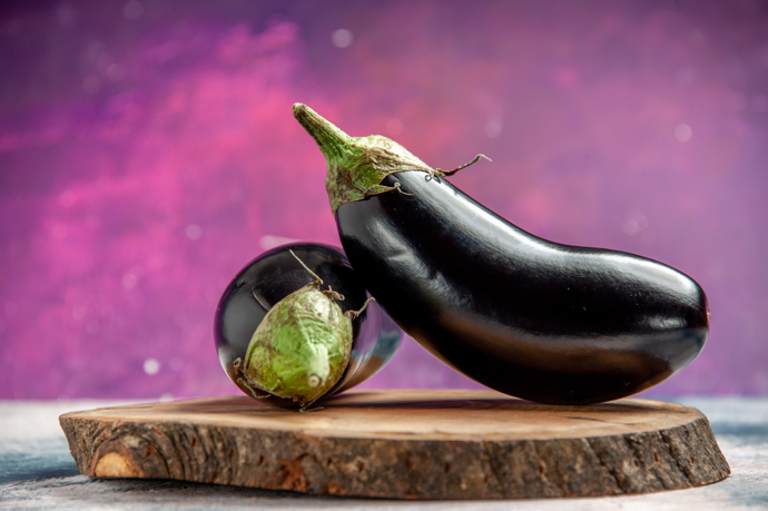 Lilek
Nízkokalorická zelenina s vysokým obsahem vlákniny a antioxidantů. Skvělý pečený, jako základ zeleninových salátů nebo pomazánek.
